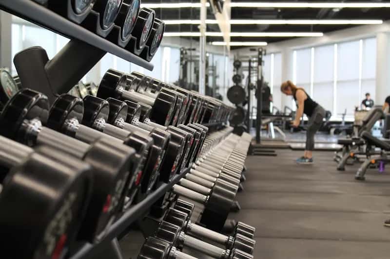 Atleta entrenando en el gimnasio con suplementos deportivos